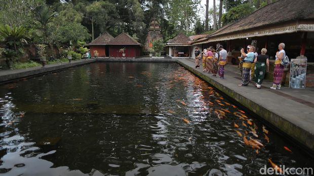 Ilustrasi Melukat di Pura Tirta Empul, Bali