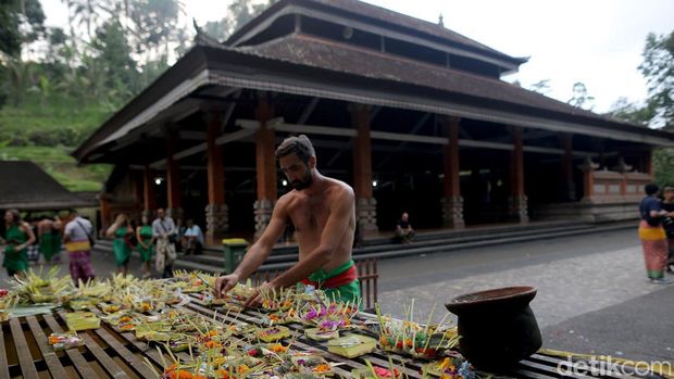 Ilustrasi Melukat di Pura Tirta Empul, Bali