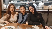 Hangout bersama teman-teman perempuannya, Memes mampir ke restoran berkonsep open kitchen. Mereka tampak puas menikmati berbagai hidangan yang tersisa sedikit di atas meja.