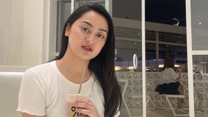 Memes Prameswari membeberkan tolak ukur kesuksesan saat menjadi pengisi acara kenegaraan. Saat kita mulai bernyanyi lirik Belanda-nya, tamu-tamu yang awalnya lagi ngobrol tiba-tiba langsung melihat ke kita semua. Tapi ternyata mereka pas ngelihatin aku nyanyi itu langsung senyum. Mereka benar-benar mengapresiasi kita, kenangnya. (Foto: Instagram memes_prameswari)