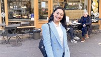 Ia juga menyambangi tempat Emily membeli pastry dalam salah satu adegan Emily in Paris. Wah, sepertinya Memes penggemar berat serial ini ya!