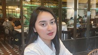 Bukti lain kalau Memes sering hangout di restoran keren juga tampak pada foto ini. Ia mampir ke Cafe Milano dan sempatkan foto dulu sebelum bersantap.
