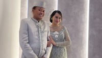 Kemarin (18/10), Sule dan Memes Prameswari mengunggah story di Instagram mereka yang menunjukkan momen keduanya mengenakan baju pengantin. Bak kekasih yang baru saja menikah, keduanya tersenyum manis.