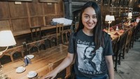 Kalau ini momen seru Memes saat traveling. Ia mengunjungi ruang makan Harry Potter di Hogwarts. 