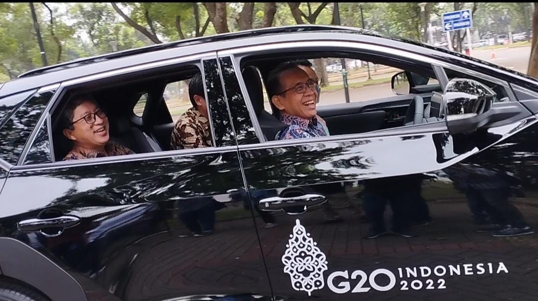 Menteri Sekretaris Negara, Pratikno, mengemudikan mobil listrik Toyota bZ4X