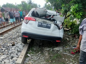 Kereta Api Tabrak Mobil di Deli Serdang, Sopir Patah Tulang