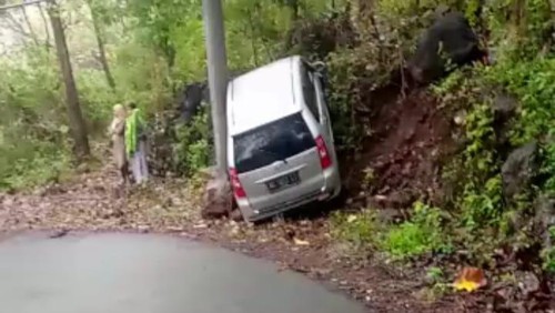 Mobil turis asal Jakarta nyangkut di tiang listrik, Rabu (19/10/2022).