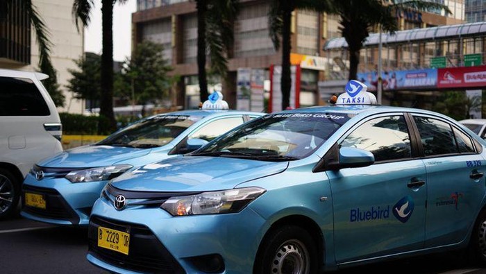 Mobil Taksi Toyota Limo.