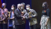 Asia Pacific Yarn, produsen benang berkelanjutan yang merupakan afiliasi Asia Pacific Rayon (APR) menerima penghargaan dalam Primaniyarta Award 2022 sebagai kategori eksportir produk berkelanjutan dari Kemendag RI, Zulkifli Hasan.
