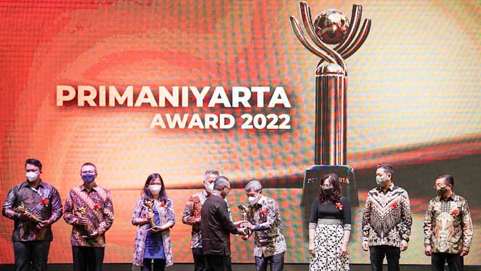 Momen Jokowi-Mendag Buka Trade Expo 2022 Menteri Perdagangan Zulkifli Hasan menyerahkan penghargaan kepada Direktur Asia Pacific Rayon (APR), Basrie Kamba mewakili Asia Pacific Yarn Dalam Primaniyarta Award 2022 di Tangerang, Banten, Rabu (19/10/2022). Asia Pacific Yarn, produsen benang berkelanjutan yang merupakan afiliasi Asia Pacific Rayon (APR) menerima penghargaan dalam Primaniyarta Award 2022 sebagai kategori eksportir produk berkelanjutan.