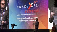 Menteri Perdagangan Zulkifli Hasan memberikan sambutannya dalam acara pembukaan Trade Expo Indonesia 2022. Ia juga menyerahkan penghargaan kepada Direktur Asia Pacific Rayon (APR), Basrie Kamba mewakili Asia Pacific Yarn Dalam Primaniyarta Award 2022 di Tangerang, Banten, Rabu (19/10/2022).