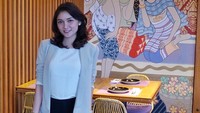 Seali Syah sosok yang hobi kulineran. Restoran yang menyajikan makanan Jepang secara khusus disambanginya sebagai tujuan makan malam hari itu.