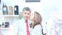 Momen ulang tahun menjadi hari yang tak terlewatkan oleh keduanya. Kue cokelat dua susun jadi pemanis untuk mengingat hari lahir Brigjen Hendra Kurniawan pada awal tahun ini.
