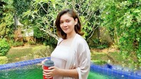 Selebriti Seali Syah merupakan istri tercinta dari Brigjen Hendra Kurniawan. Keduanya selalu memamerkan kemesraan rumah tangganya melalui media sosial.