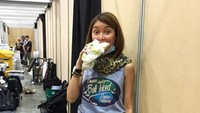 Tak memiliki waktu yang banyak, Seali Syah lebih senang menyantap makanan yang praktis. Kebab yang komplet isiannya dan mengenyangkan dipilih sebagai kudapan sebelum beraktivitas.