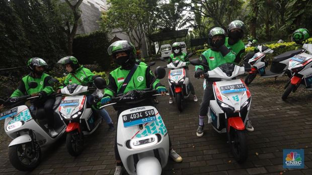 Sejumlah pengemudi Gojek bersiap untuk mengendarai motor listrik usai peresmian shelter motor listrik G20 di kawasan pariwisata ITDC Nusa Dua, Bali, Rabu (19/10/2022). Sebanyak 50 motor listrik dengan merek Gesits dan Gogoro disediakan Electrum untuk armada ojek online (ojol) Gojek dalam penyelenggaraan Konferensi Tingkat Tinggi (KTT) G20 di Indonesia, yang akan berlangsung pada 15-16 November 2022 mendatang di Nusa Dua, Bali. (CNBC Indonesia/ Andrean Kristianto)
