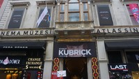 Istanbul Sinema Musezi atau Museum Film Istanbul, itulah nama museum yang keren ini. detikTravel mengunjungi museum ini beberapa waktu lalu. Di museum ini, sedang dipamerkan koleksi memorabilia milik sutradara ternama Stanley Kubrick dari mulai film pertamanya, hingga ke film terakhir sebelum dia wafat. (Wahyu Setyo/detikTravel)