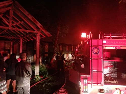 Musibah kebakaran menimpa kandang ayam broiler berlantai dua Singakerta, Ubud, Gianyar, Bali, Rabu (19/10/2022). Pemilik kandang ditaksir mengalami kerugian hingga Rp 2 miliar. (Dok. Polsek Ubud)