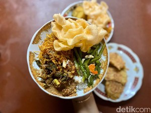 Nasi Uduk Gaul Ibu Wiri: Ada 20 Pilihan Lauk untuk Nasi Uduk Pulen Gurih