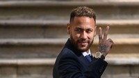 ehidupannya sebagai atlet menuntut bintang Paris Saint-Germain ini melakukan banyak latihan fisik, seperti lompat-jongkok, sprint, dan lari lima menit. Selain latihan kekuatan, Neymar juga mengikuti yoga, tinju, tenis, hingga mendaki.  Foto: AFP via Getty Images/JOSEP LAGO