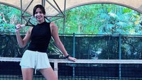 Bukan cuma lari, Nia Ramadhani juga senang bermain tenis. Foto: Instagram Nia Ramadhani