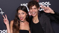 Olivia Rodrigo dan Joshua Bassett berpose bersama di karpet merah untuk pemutaran perdana musim High School Musical: The Musical: The Series. Mereka akrab di balik isu adanya perpecahan di antara kedua bintang Disney itu. Foto: FilmMagic/David Livingston