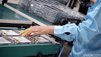 Pada sistem ini, proses produksi dipersingkat menggunakan conveyor belt mulai dari tahap assembly hingga packing secara berkelanjutan. Foto: Adi Fida Rahman/detikINET
