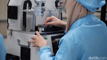 Menggunakan mesin canggih saat memasang komponen. Foto: Adi Fida Rahman/detikINET