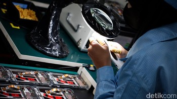 Karyawan pabrik memasang komponen Oppo A77s. Foto: Adi Fida Rahman/detikINET