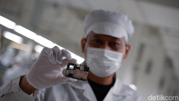 Komponen board Oppo A77s. Foto: Adi Fida Rahman/detikINET