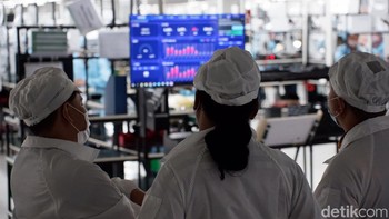 Lini perakitan Oppo A77s. Foto: Adi Fida Rahman/detikINET