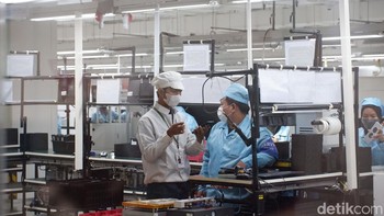 Pengecekan layar Oppo di lini produksi. Foto: Adi Fida Rahman/detikINET