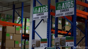 Karena warehouse sekarang dalam satu gedung dengan lini produksi sehingga mampu efisiensi waktu hingga 15 menit. Foto: Adi Fida Rahman/detikINET