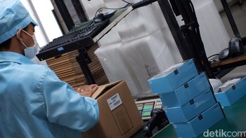 Oppo A77s siap dipacking untuk disimpan ke warehouse sebelum dikirim ke toko. Foto: Adi Fida Rahman/detikINET