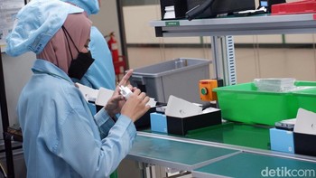 Mengecek aksesori sebelum dimasukan dalam kotak kemasan. Foto: Adi Fida Rahman/detikINET