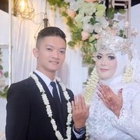 Menurut Sigit, saat masih duduk di bangku sekolah istrinya merupakan sosok guru yang disiplin dan bertanggung jawab. Sigit mulai dekat dengan sang guru saat mereka akan membangun usaha bersama. Mulai di tahun 2020 untuk merencanakan pengembangan usaha, kedekatan semakin intens dan semakin paham dengan sifat dan karakter asli nya yang mempunyai banyak sisi positif, ucapnya kagum. Foto: Dok. TikTok @sigitsb_.