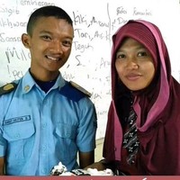 Cerita istriku adalah guruku ini viral berawal dari akun TikTok @sigitsb_ yang menceritakan kisah cintanya bersama gurunya. 2014-2016 bertemu di kegiatan yang sama. 2020 berencana membuat usaha bersama. Persiapan buka usaha. 2022 akhir memulai usaha lokasi pertama, awal 2021 rencana pengembangan usaha, mulai persiapan pengembangan usaha, di bulan Agustus 2021 memutuskan untuk membangun komitmen. Proses ke jenjang yang lebih serius November 2021. Alhamdulillah segala macam rintangan bisa kami lalui bersama, tulis akun TikTok @sigitsb_. Foto: Dok. TikTok @sigitsb_.