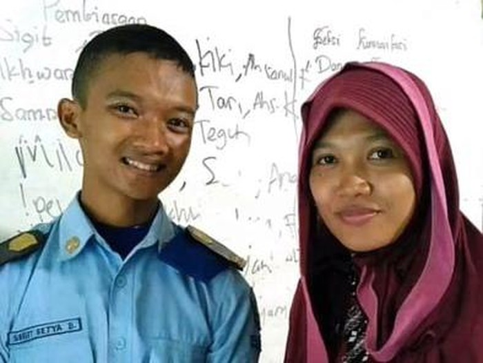 Pasangan beda usia viral di media sosial, Sigit Setya Budi dan Rini Wulandari. Pasangan beda usia viral di media sosial, Sigit Setya Budi dan Rini Wulandari.