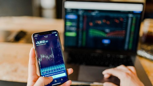 Beda pasar uang dengan pasar modal.