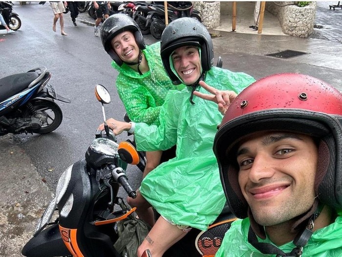 Pebalap MotoGP Aleix Espargaro (tengah) dan Jorge Martin (kanan) berlibur ke Bali usai melakoni MotoGP Australia 2022 (16/10/2022)