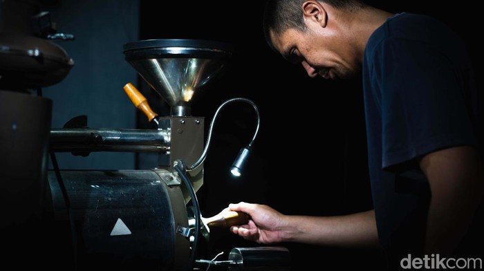 Penyangraian kopi memegang peranan dan akan menentukan senikmat apa kopi nantinya. Yuk kita lihat prosesnya.