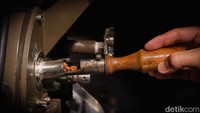 Namun banyak pecinta kopi tidak tau bagaimana proses penyangraian itu terjadi, dalam penyangraian kopi lah yang memberikan pengaruh pada variasi dan kualitas rasa serta aroma yang berbeda.