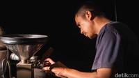 Karena dalam proses roasting tersebut akan terjadi perubahan kimiawi dari biji kopi mentah menjadi biji kopi sangrai, jadi proses pada bagian ini benar - benar memerlukan perhatian yang signifikan.