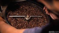 First Crack (pecahan pertama), proses ini bisa mengeluarkan bunyi yang renyah, seperti bunyi kacang yang pecah. Pada tahapan ini, karakter dan rasa dari biji kopi akan mulai terbentuk.