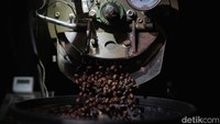 Roast development. Pada proses ini biji kopi terlihat lebih bertekstur lembut, tetapi tidak secara keseluruhan. Fase roasting ini menentukan warna akhir dari biji kopi.