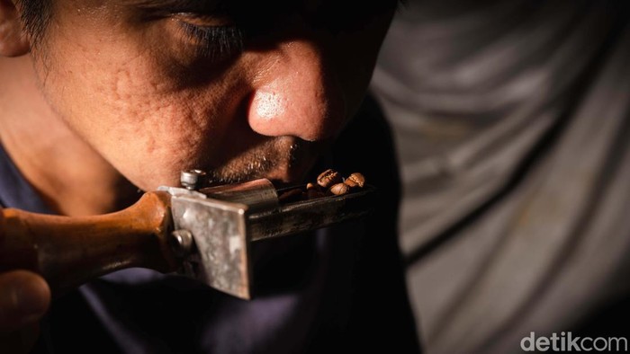 Pecinta Kopi, Yuk Intip Proses Penyangraian Biji Kopi Penyangraian kopi memegang peranan dan akan menentukan senikmat apa kopi nantinya. Yuk kita lihat prosesnya.