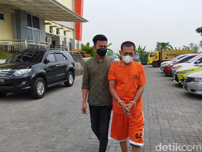 Pelaku perekam tetangga di kamar mandi saat dikeler di Polres Gresik
