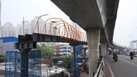Pemprov DKI Jakarta melalui Dinas Bina Marga DKI Jakarta membangun jembatan penyeberangan orang Kebayoran lama yang memiliki panjang 450 meter dengan desain dan cahaya artistik serta dilengkapi dengan fasilitas lift yang mengintegrasikan stasiun kereta rel listrik (KRL) Kebayoran dengan Halte Transjakarta Koridor 8 dan Koridor 13.