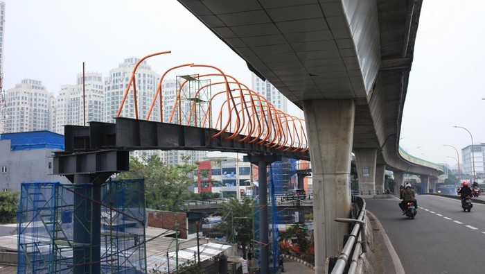 Pekerja menyelesaikan pembangunan jembatan penyeberangan orang (skywalk) yang menghubungkan Stasiun Kebayoran Lama dan Halte Transjakarta di Kebayoran, Jakarta, Selasa (18/10/2022). Pemprov DKI Jakarta melalui Dinas Bina Marga DKI Jakarta membangun jembatan penyeberangan orang Kebayoran lama yang memiliki panjang 450 meter dengan desain dan cahaya artistik serta dilengkapi dengan fasilitas lift yang mengintegrasikan stasiun kereta rel listrik (KRL) Kebayoran dengan Halte Transjakarta Koridor 8 dan Koridor 13.  ANTARA FOTO/Reno Esnir/foc.