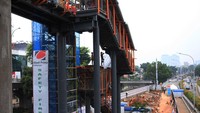 Pekerja menyelesaikan pembangunan jembatan penyeberangan orang (skywalk) yang menghubungkan Stasiun Kebayoran Lama dan Halte Transjakarta di Kebayoran, Jakarta, Selasa (18/10/2022).